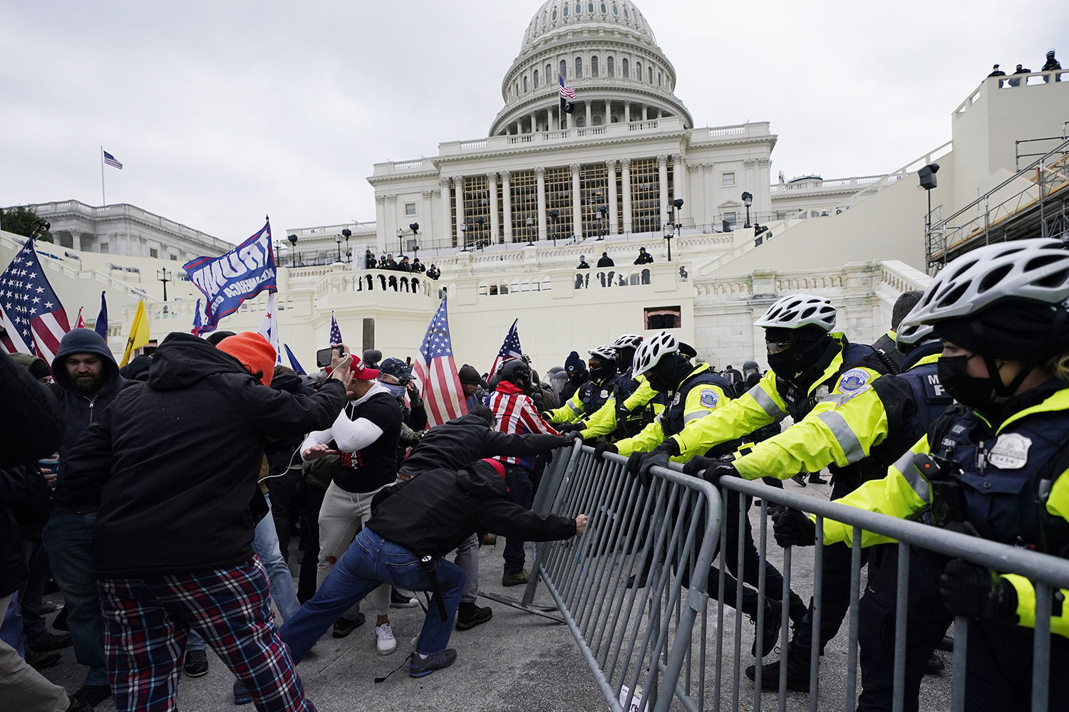 hires: Capitol riot, outside